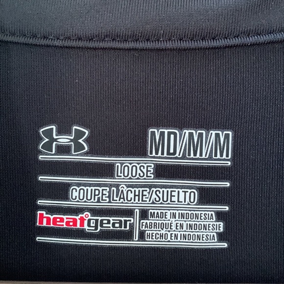 Men’s Under armor size medium loose fit black polo, heat gear material - Picture 2 of 3